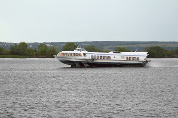 Obraz premium Motor ship on underwater wings