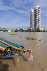 Langschwanzboot auf dem Chao Phraya in Bangkok