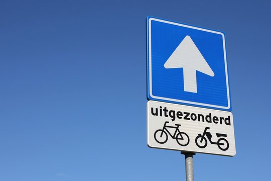 niederl&auml;ndisches Verkehrszeichen: Einbahnstra&szlig;e (ausgenommen Mofas, Kleinkraftr&auml;der und Fahrr&auml;der)