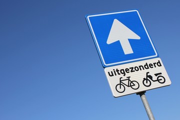 niederländisches Verkehrszeichen: Einbahnstraße (ausgenommen Mofas, Kleinkrafträder und...