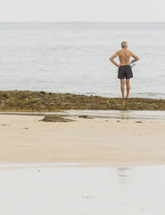 Hombre en la playa mirando al mar