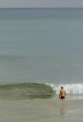 Hombre bañandose en el mar