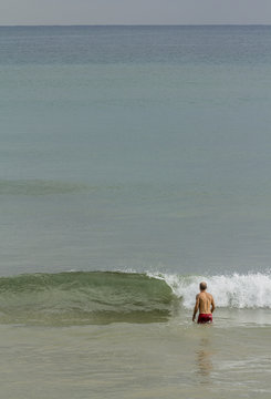 Hombre ba&ntilde;andose en el mar