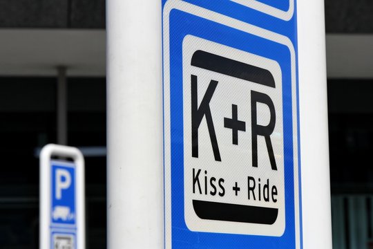 niederländisches Verkehrszeichen: Kiss + Ride