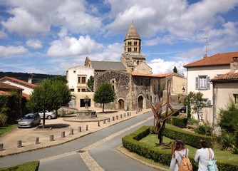 il villaggio e la chiesa di Saint Saturnin, Auvergne - Francia