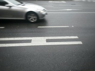 Straße in der Stadt - fahrendes Auto, Geschwindigkeit