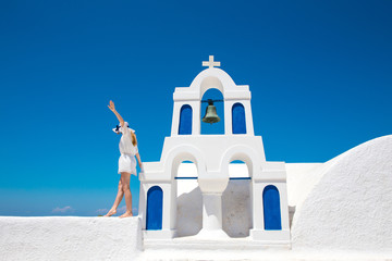 Hübsche Frau im weißen Kleid auf Santorini in Creta