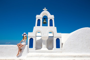 Hübsche Frau im weißen Kleid auf Santorini in Creta