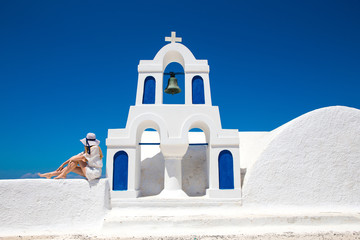 Hübsche Frau im weißen Kleid auf Santorini in Creta