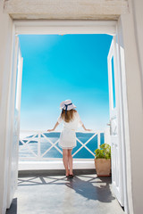 Hübsche Frau im weißen Kleid auf Santorini in Creta