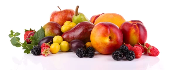 Rolgordijnen Verschillende bessen en vruchten die op wit worden geïsoleerd © Africa Studio