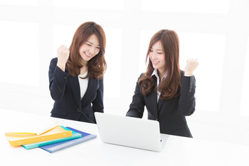 パソコンを見る二人の女性　ビジネス 