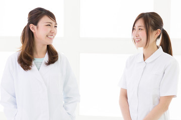 女医と看護師