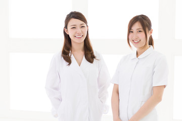 女医と看護師
