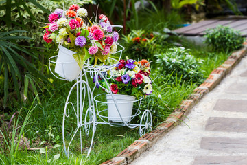 Fototapeta na wymiar Vintage style bicycle with flowers.