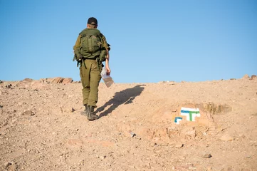 Crédence de cuisine en verre imprimé moyen-Orient Soldiers patrol in desert