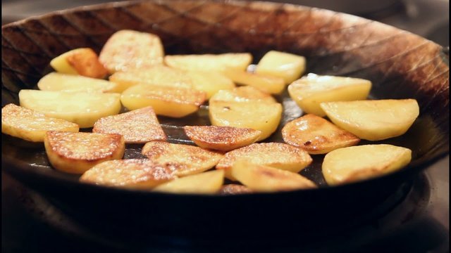 Fast fertige Bratkartoffeln in Eisenpfanne