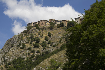 Fototapeta na wymiar Villaggio arroccato sulla cima della montagna