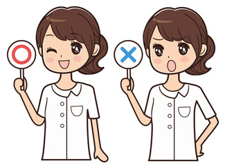 まるばつ札を上げる女性