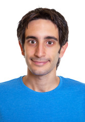 Obraz premium Passfoto eines lächelnden jungen Mannes mit schwarzen Haaren