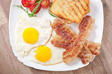 English breakfast - toast, egg, bacon and vegetables
