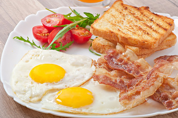 English breakfast - toast, egg, bacon and vegetables