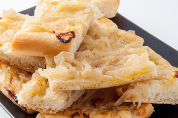 Focaccia con cipolle tagliata a quadrotti
