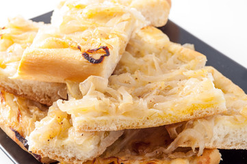 Focaccia con cipolle tagliata a quadrotti