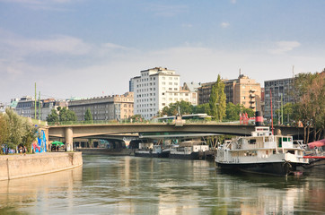 Fototapeta na wymiar Danube Canal. Vienna. Austria