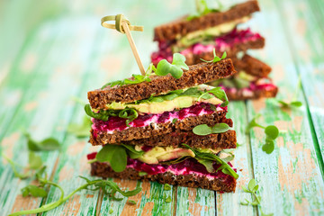 Rote-Bete-Avocado-Rucola-Sandwich