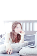 Fototapeta premium Frau im schlafzimmer 