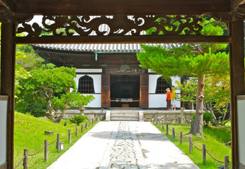 高台寺　唐門越しの開山堂