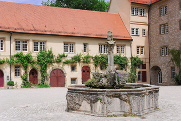 Fototapeta na wymiar Brunnen in historischem Innenhof