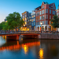 Obraz premium Night city view of Amsterdam canal with dutch houses