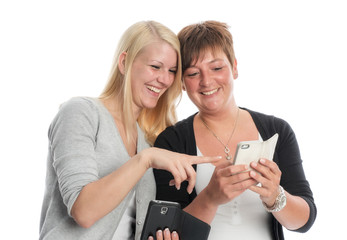 2 Freundinnen mit ihren Smartphones