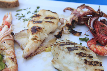 Restaurant mit gegrilltem Fisch