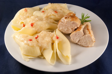 Hähnchenbrust in scharfer Birnensauce auf Conchiglioni