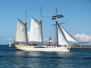 Segelschiff und Leuchtturm