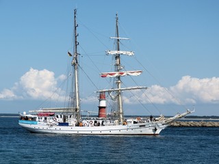 Naklejka premium Segelschiff und Leuchtturm