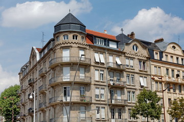 Fototapeta na wymiar Immeuble ancien en coin de rue. Metz, France