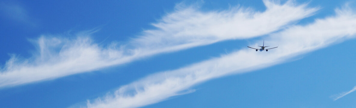 wolkenformation mit Flugzeug