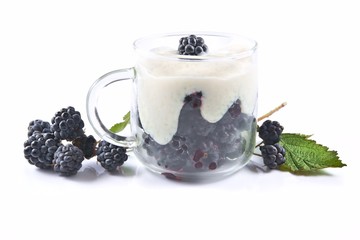 Fototapeta na wymiar Blackberries (Rubus fruticosus), dessert with cream in a glass