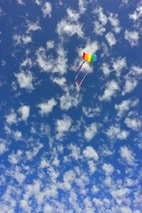 Lenkdrachen am Wolkenhimmel
