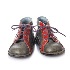 Botas de cuero, calzado infantil aisladas sobre fondo blanco