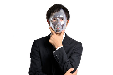 銀色の仮面を被ったスーツのビジネスマン