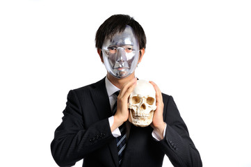 銀色の仮面を被ったスーツのビジネスマン