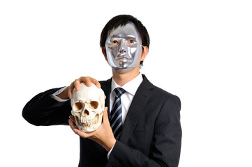 銀色の仮面を被ったスーツのビジネスマン