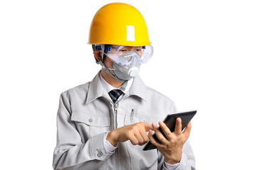 タブレット端末で業務をしている作業服の男性