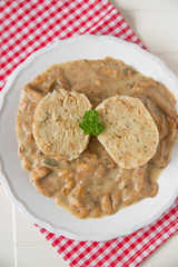 Semmelknödel mit Eierschwammerlsauce