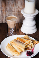 Завтрак. Блинчики с вишней и латте.